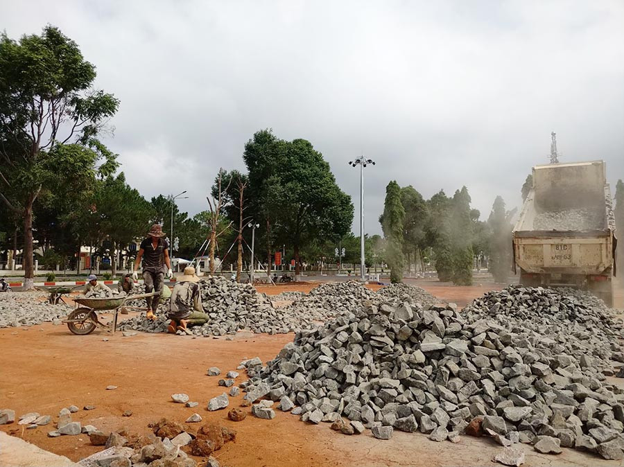 Công trình nâng cấp, sửa chữa lớn Quảng trường thị trấn Phú Hòa - huyện Chư Pah đang được đẩy nhanh tiến độ thi công các hạng mục. Ảnh: Sơn Ca