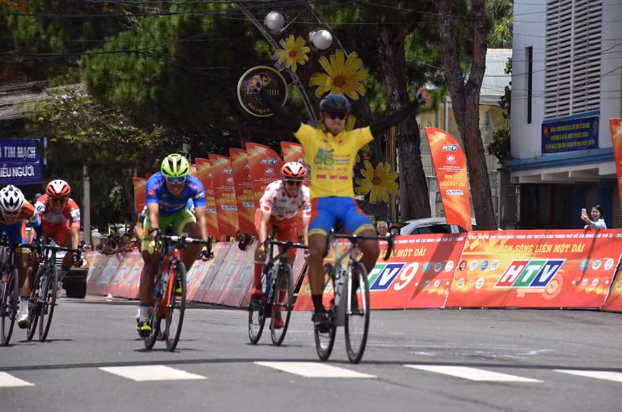 Tay đua Nguyễn Tấn Hoài (đội Dược Domesco Đồng Tháp) đã chiến thắng về đích chặng 9. Ảnh: Hà Phương 