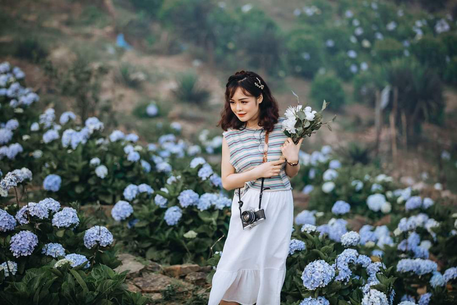 Nhiều bạn trẻ tranh thủ chụp lại những bộ ảnh làm kỷ niệm.