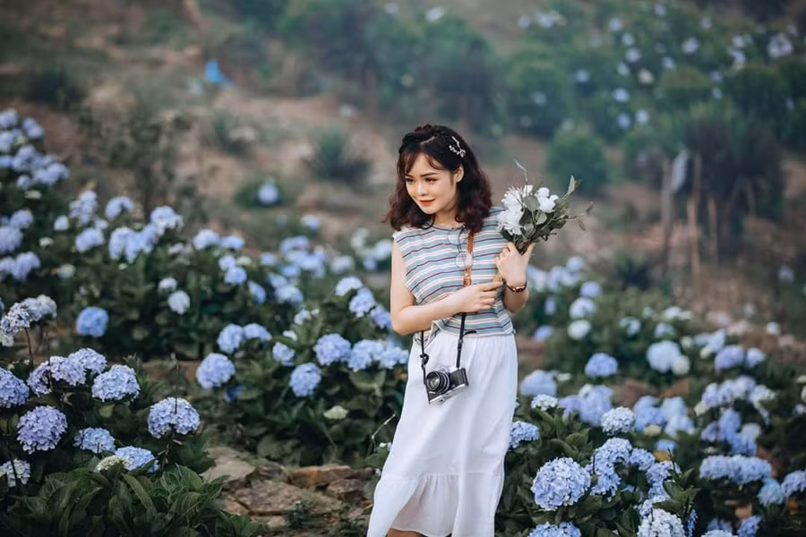 Nhiều bạn trẻ tranh thủ chụp lại những bộ ảnh làm kỷ niệm.