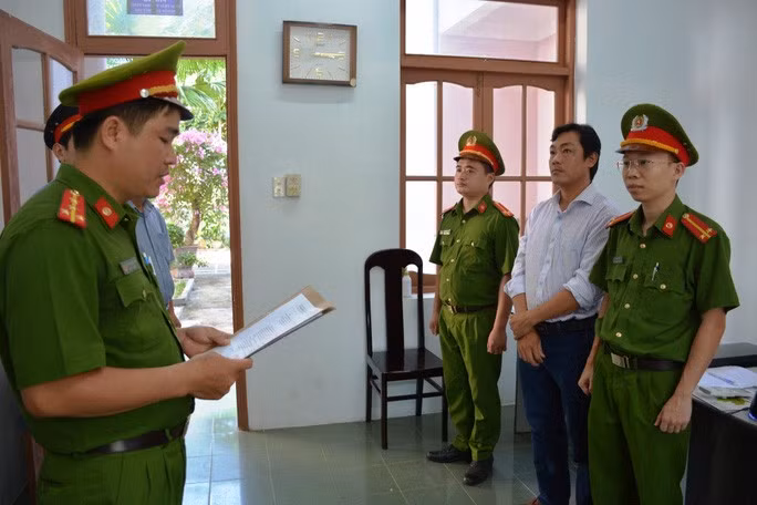 Công an tống đạt quyết định khởi tố đối với 2 bị can Trần Quốc Việt, Nguyễn Huỳnh Nam Ảnh: Minh Tuấn