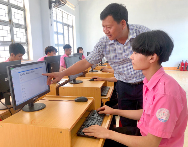 Học sinh lớp 12 Trường THPT Trần Cao Vân (huyện Chư Sê) được giáo viên tư vấn chọn bài thi phù hợp với năng lực. Ảnh: N.T