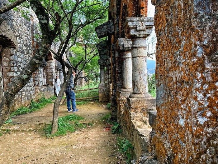 Mặc dù hoang phế từ lâu, nhưng vẻ đẹp cổ kính và không gian có phần ma mị của tu viện lại là điểm thu hút những bước chân du khách ưa khám phá, chụp ảnh. (Ảnh: Xuân Mai/Vietnam+) Mặc dù hoang phế từ lâu, nhưng vẻ đẹp cổ kính và không gian có phần ma mị của tu viện lại là điểm thu hút những bước chân du khách ưa khám phá, chụp ảnh. (Ảnh: Xuân Mai/Vietnam+)