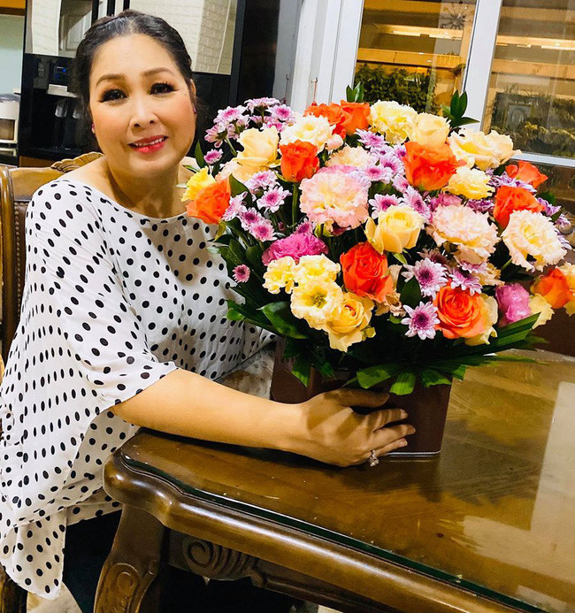 NSND Hồng Vân từng hé lộ bí quyết giữ gìn nhan sắc, sự dẻo dai là nhờ tập các bài tập vừa sức và uống sữa hằng ngày.