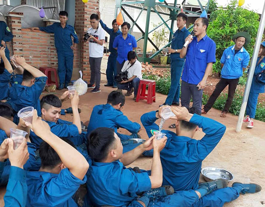 Các chiến sĩ dân quân tự vệ tham gia trò chơi chuyền nước. Ảnh: Hà Phương