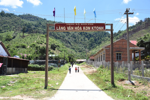 Làng Kon Ktonh (xã Kon Pne, huyện Kbang) phấn đấu đạt chuẩn nông thôn mới trong năm 2020. Ảnh: M.N