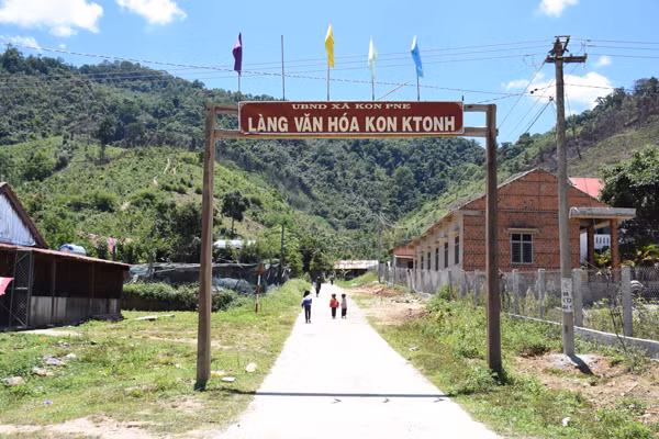 Làng Kon Ktonh (xã Kon Pne, huyện Kbang) phấn đấu đạt chuẩn nông thôn mới trong năm 2020. Ảnh: M.N