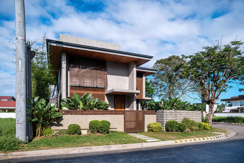 Trong khi bê tông đóng vai trò chính trong việc tạo thành khung và chịu đựng trọng lượng của ngôi nhà thì gỗ sẽ giúp giảm nhiệt, mang ánh sáng và gió vào phòng.