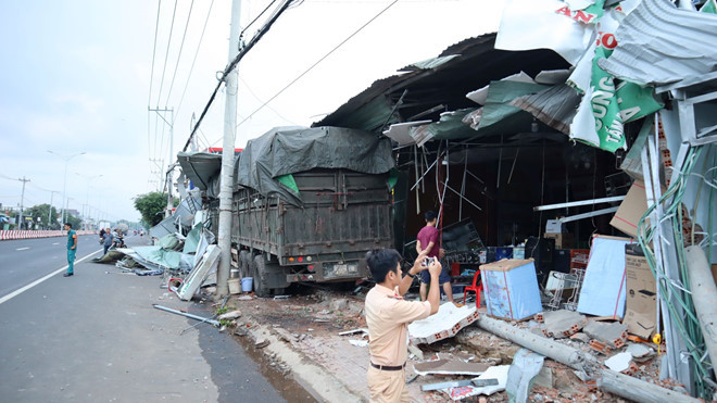 Xe container tông hàng loạt nhà dân tại Bình Phước - Ảnh: Hoàng Giáp Xe container tông hàng loạt nhà dân tại Bình Phước - Ảnh: Hoàng Giáp