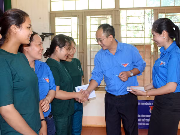 Anh Phan Hồ Giang-Phó Bí thư Thường trực Tỉnh Đoàn tặng quà cho thanh niên công nhân khó khăn. Ảnh: T.B
