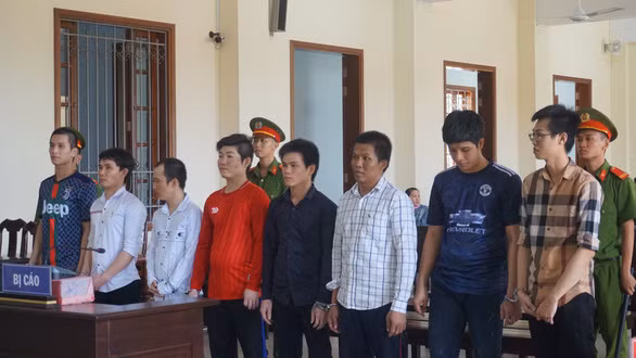 Các bị cáo tại tòa sáng 19-5 - Ảnh: LAN NGỌC