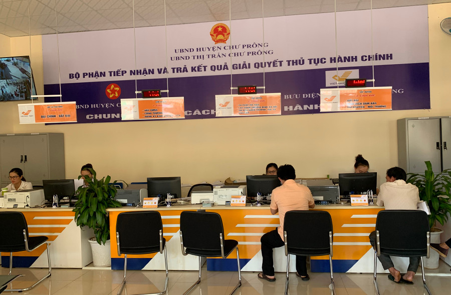 Sau 2 tháng triển khai, việc chuyển giao Bộ phận tiếp nhận và trả kết quả thủ tục hành chính của UBND huyện sang Bưu điện huyện đã đem lại những hiệu quả và sự hài lòng đối với người dân. Ảnh: Hà Duy