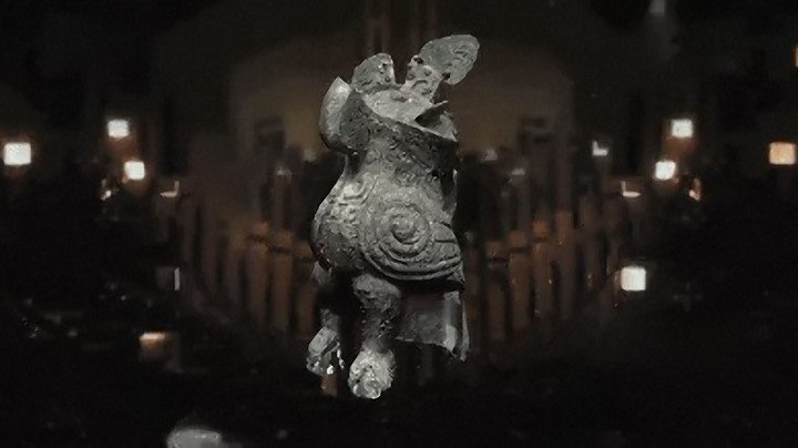 Nhiều cổ vật được khai quật trong các ngôi mộ cổ của nhà Thương có hình ảnh của một con cú, thậm chí một số cổ vật tạo hình cú còn được chế tạo đặc biệt hoặc cường điệu hóa. Nhiều cổ vật được khai quật trong các ngôi mộ cổ của nhà Thương có hình ảnh của một con cú, thậm chí một số cổ vật tạo hình cú còn được chế tạo đặc biệt hoặc cường điệu hóa.