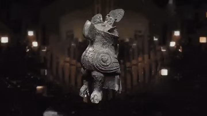 Nhiều cổ vật được khai quật trong các ngôi mộ cổ của nhà Thương có hình ảnh của một con cú, thậm chí một số cổ vật tạo hình cú còn được chế tạo đặc biệt hoặc cường điệu hóa.