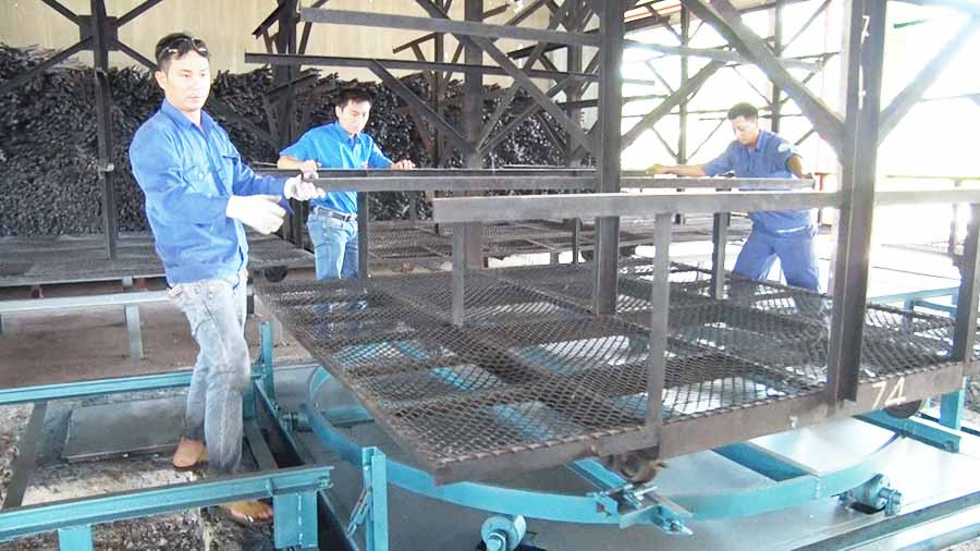 Cải tiến cầu nâng mủ kết hợp mâm xoay giúp Xí nghiệp Chế biến mủ Kdang giảm được 1 nhân công trên mỗi hệ thống máy nâng. Ảnh: H.Đ.T Cải tiến cầu nâng mủ kết hợp mâm xoay giúp Xí nghiệp Chế biến mủ Kdang giảm được 1 nhân công trên mỗi hệ thống máy nâng. Ảnh: H.Đ.T