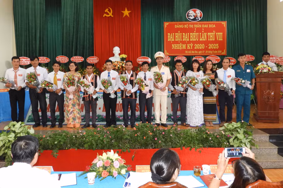 Ban Chấp hành Đảng bộ Thị trấn Đak Đoa khoá VIII ra mắt và nhận nhiệm vụ. Ảnh: Thanh Nhật 