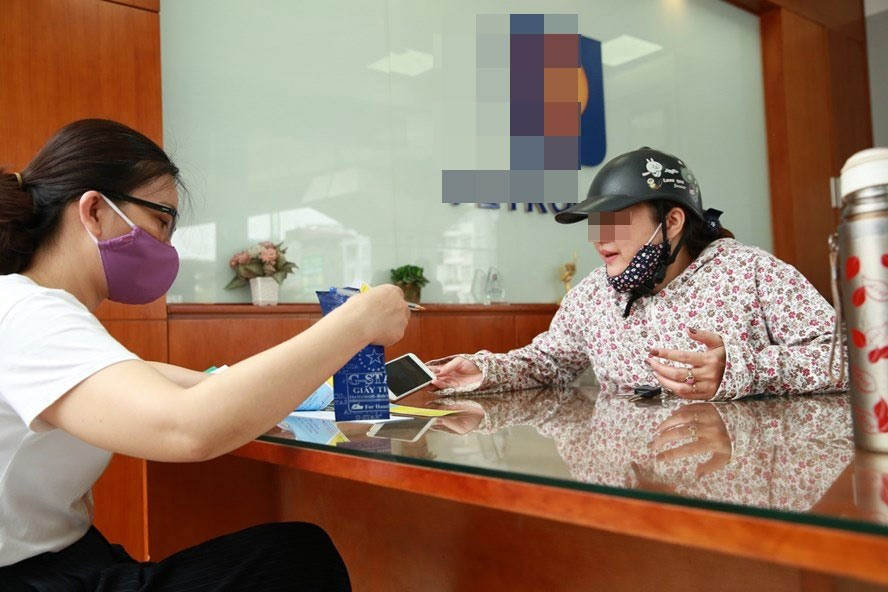 Ước tính mỗi doanh nghiệp bảo hiểm thu lời 30 tỉ đồng/năm từ bảo hiểm bắt buộc xe máy. Ảnh: Hải Nguyễn Ước tính mỗi doanh nghiệp bảo hiểm thu lời 30 tỉ đồng/năm từ bảo hiểm bắt buộc xe máy. Ảnh: Hải Nguyễn