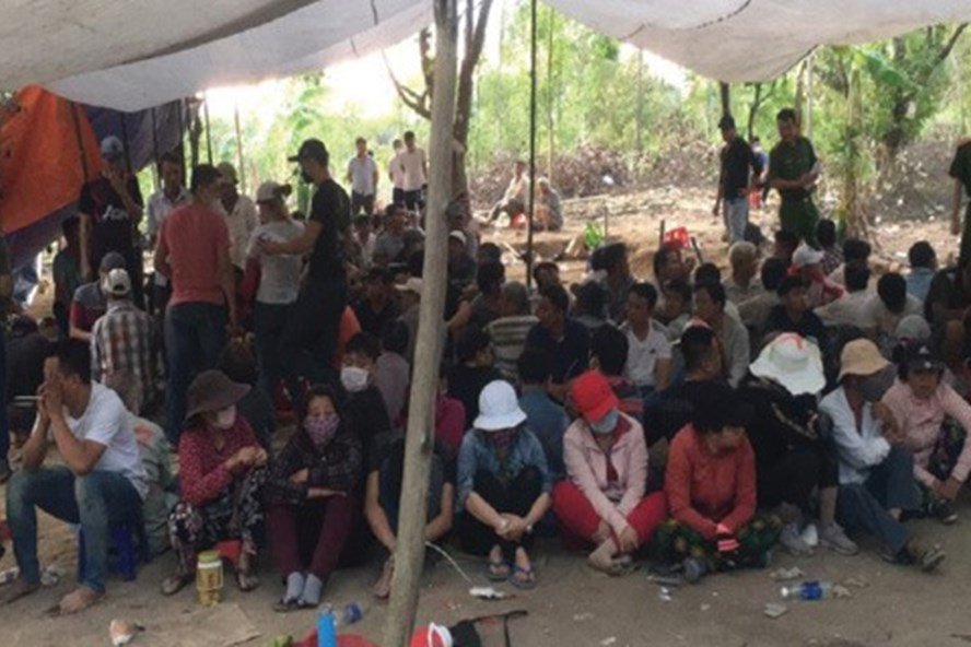 Các đối tượng bị bắt giữ trong vụ đánh bạc khủng tại xã ĐaKai, huyện Đức Linh, tỉnh Bình Thuận. Ảnh: Hà Anh Chiến