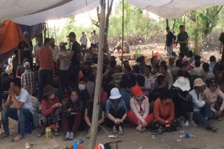 Các đối tượng bị bắt giữ trong vụ đánh bạc khủng tại xã ĐaKai, huyện Đức Linh, tỉnh Bình Thuận. Ảnh: Hà Anh Chiến