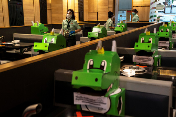 Một nhà hàng ở Thái Lan đặt những con mascot trên ghế giúp thực khách giữ giãn cách xã hội và đỡ nhàm chán trong lúc ăn - Ảnh: REUTERS