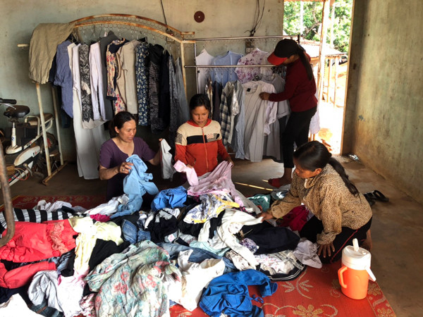 Người dân lựa quần áo tại “Cửa hàng 0 đồng”. Ảnh: A.H