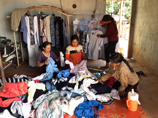 Người dân lựa quần áo tại “Cửa hàng 0 đồng”. Ảnh: A.H