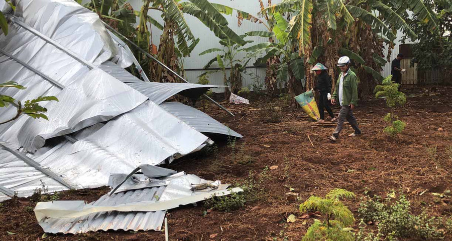 Gió lốc làm tốc mái nhà dân ở thôn Tân Lập, xã Ia Sao, huyện Ia Grai. Ảnh: Lê Nam Gió lốc làm tốc mái nhà dân ở thôn Tân Lập, xã Ia Sao, huyện Ia Grai. Ảnh: Lê Nam