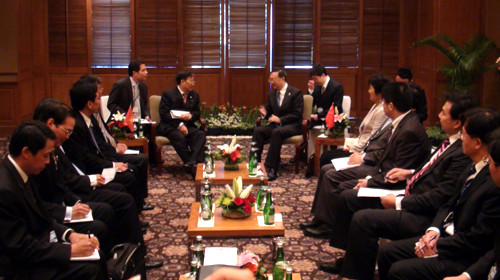 Phó Thủ tướng, Bộ trưởng Ngoại giao Việt Nam Phạm Gia Khiêm hội đàm với Bộ trưởng Ngoại giao Trung Quốc Dương Khiết Trì sáng 21-7 tại Bali, Indonesia trước Bộ trưởng Ngoại giao ASEAN-Trung Quốc, Hàn Quốc, Nhật Bản Phó Thủ tướng, Bộ trưởng Ngoại giao Việt Nam Phạm Gia Khiêm hội đàm với Bộ trưởng Ngoại giao Trung Quốc Dương Khiết Trì sáng 21-7 tại Bali, Indonesia trước Bộ trưởng Ngoại giao ASEAN-Trung Quốc, Hàn Quốc, Nhật Bản