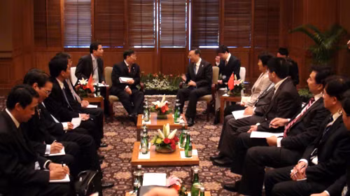 Phó Thủ tướng, Bộ trưởng Ngoại giao Việt Nam Phạm Gia Khiêm hội đàm với Bộ trưởng Ngoại giao Trung Quốc Dương Khiết Trì sáng 21-7 tại Bali, Indonesia trước Bộ trưởng Ngoại giao ASEAN-Trung Quốc, Hàn Quốc, Nhật Bản 