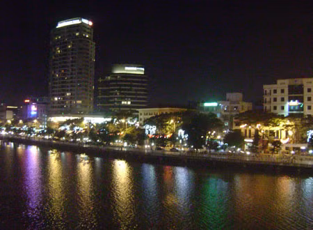 Bên bờ sông Hàn. Ảnh: Vũ Duy