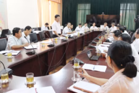 Phó Chủ tịch UBND tỉnh Lê Viết Chữ chỉ đạo cuộc họp. Ảnh: Mai Hạ 