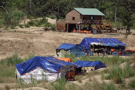 Lán trại của dân đào vàng quanh khu vực suối Đek. Ảnh: T.L