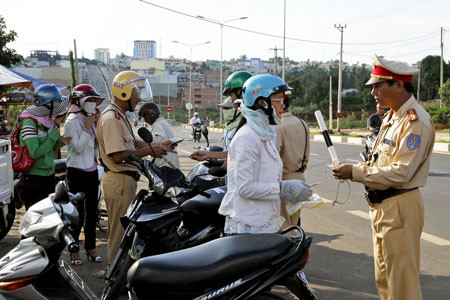 Tuần tra, kiểm soát giao thông. Ảnh: K.N.B