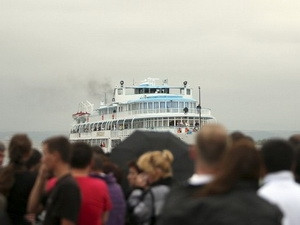 Đám đông chờ đợi những người được vớt từ con tàu đắm trên sông Volga.