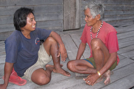 Đinh Ênh và Già làng Đinh Dước. Ảnh: Hồng Sơn 