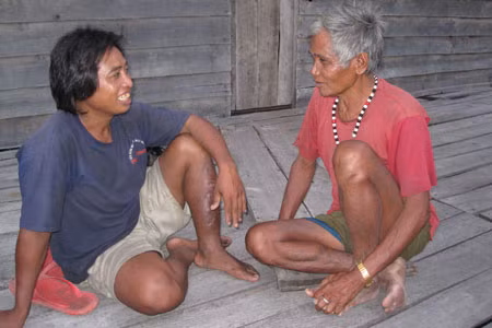 Đinh Ênh và Già làng Đinh Dước. Ảnh: Hồng Sơn 