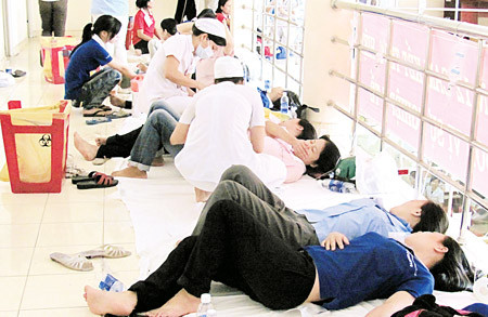 TP.HCM: Gần 300 công nhân bị ngộ độc thực phẩm ảnh 1 Công nhân ngộ độc nằm ngoài hành lang tại BV quận 12 TPHCM.