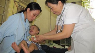 Khám và hướng dẫn chăm sóc bệnh nhi chân - tay - miệng tại Khoa Truyền nhiễm - Bệnh viện Nhi Nghệ An. Khám và hướng dẫn chăm sóc bệnh nhi chân - tay - miệng tại Khoa Truyền nhiễm - Bệnh viện Nhi Nghệ An.