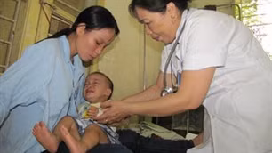 Khám và hướng dẫn chăm sóc bệnh nhi chân - tay - miệng tại Khoa Truyền nhiễm - Bệnh viện Nhi Nghệ An.