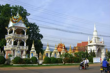 Ngoại cảnh chùa Phạ Bạt (Lào). Ảnh: Nguyễn Tiến Dũng