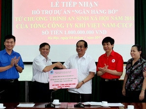Đại diện Tổng công ty khí VN trao số tiền tượng trưng 1 tỷ đồng cho Trung ương Hội Chữ thập đỏ việt Nam.