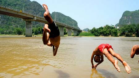 Đak Nông: 3 chị em chết đuối khi tắm hồ ảnh 1 Nhiều vụ tai nạn thương tâm đã xảy ra khi trẻ em tắm sông, hồ mà không có người lớn