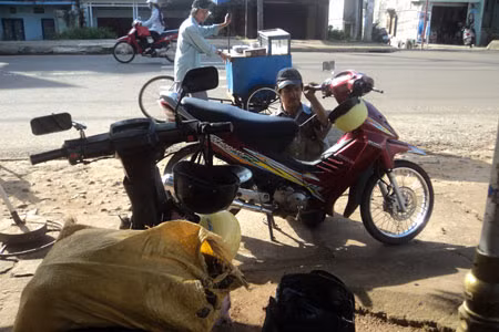 Ông Thông và chiếc xe chở dụng cụ hành nghề