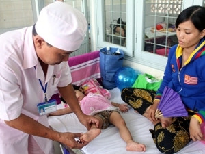 Bác sỹ khám và điều trị cho trẻ bị bệnh tay-chân-miệng tại Cà Mau.