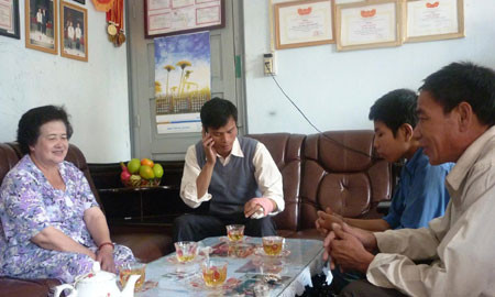 Cô Thái Thị Phúc và bố con anh Bùi Văn Dậu. Ảnh: Ngô Khắc Lịch
