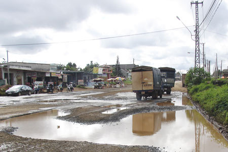 Hố sâu trên quốc lộ 14. Ảnh: Nguyễn Giác 