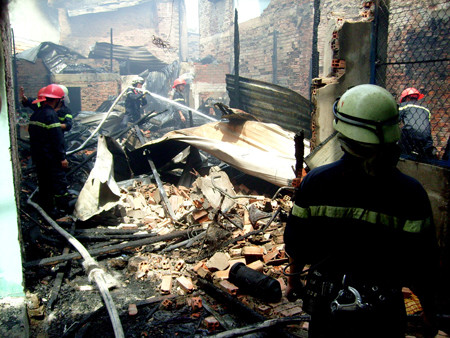 Cháy lớn tại quận Tân Phú- TPHCM, 6 căn nhà bị thiêu rụi ảnh 1 Lực lượng cứu hỏa đang dập tắt lửa tại căn nhà 94/2 kênh Tân Hóa