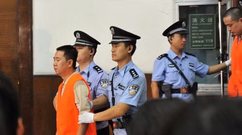 Lưu Tương và các bị cáo khác được dẫn vào tòa án Tiêu Tác sáng 25-7 