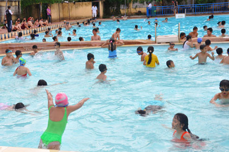  Học bơi mùa hè. Ảnh: Hoàng Thiên Nga