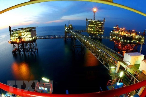 Kinh tế tăng trưởng khá, nền kinh tế thị trường định hướng xã hội chủ nghĩa từng bước hình thành, phát triển. Trong ảnh: Dầu khí là ngành kinh tế mũi nhọn, đóng góp nhiều vào công cuộc công nghiệp hóa, hiện đại hóa của đất nước. (Ảnh: Huy Hùng/TTXVN) Kinh tế tăng trưởng khá, nền kinh tế thị trường định hướng xã hội chủ nghĩa từng bước hình thành, phát triển. Trong ảnh: Dầu khí là ngành kinh tế mũi nhọn, đóng góp nhiều vào công cuộc công nghiệp hóa, hiện đại hóa của đất nước. (Ảnh: Huy Hùng/TTXVN)